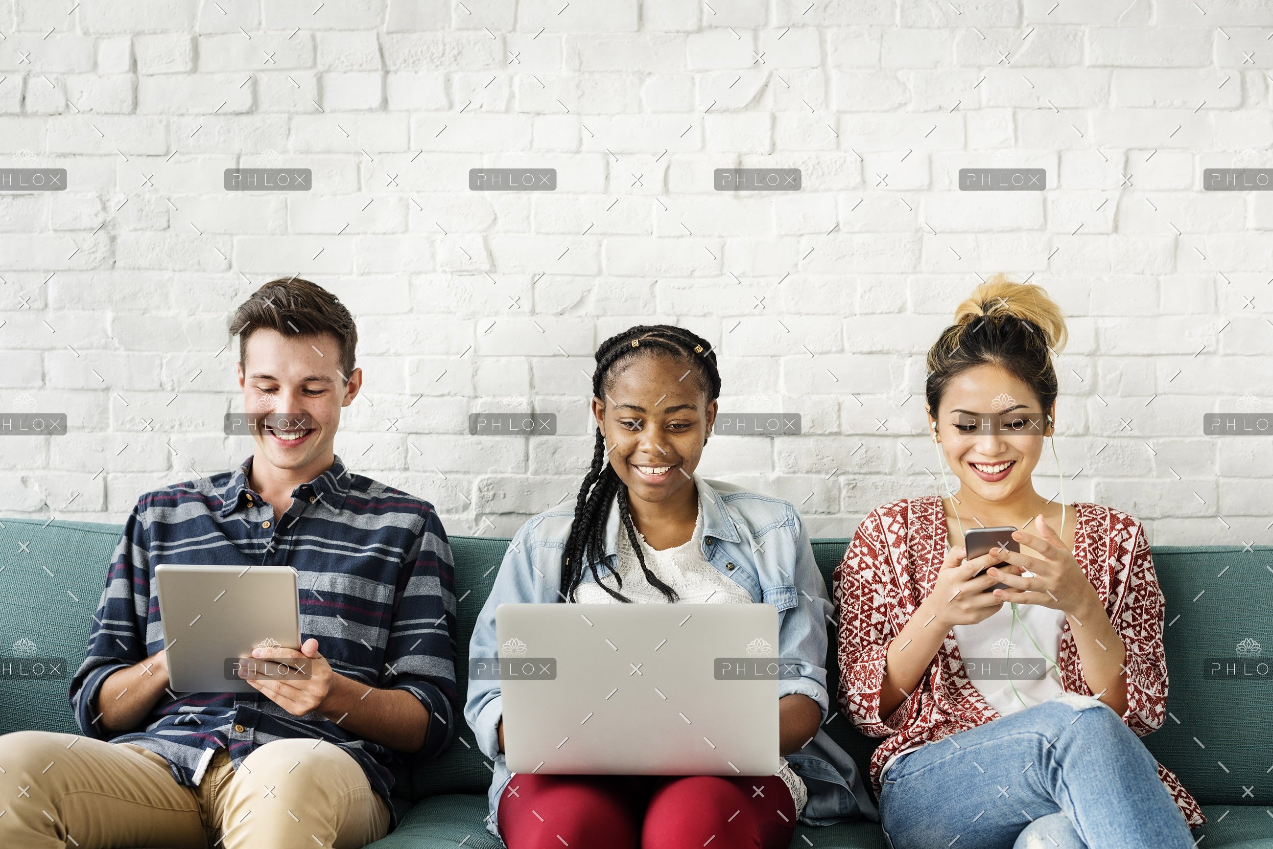 diversity-young-teens-people-friends-concept-PTZ4RGN